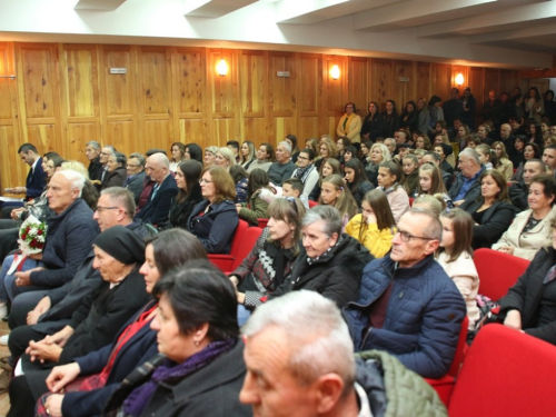 FOTO: Na Šćitu održana promocija knjige ''Ajde nevista da ti nešto ispričam''