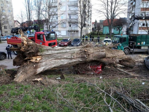 Nevrijeme diljem Hrvatske; U Zagrebu ozlijeđena jedna osoba