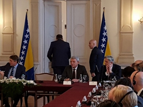 Dodik napustio sastanak u Predsjedništvu jer nije bilo zastave RS-a