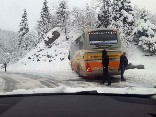 Autobus Globtoura se zabio u brdo
