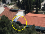 Vozač na liječenju nakon slijetanja Golfa na krov kuće