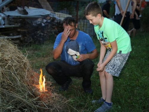 FOTO: Paljenjem svitnjaka Rama dočekuje sv. Ivu