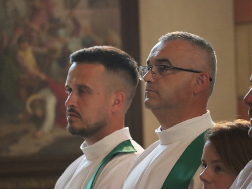 Nadbiskup Vukšić uveo četrnaest kandidata Vrhbosanske nadbiskupije u službe čitača i akolita