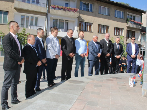 FOTO: Polaganjem vijenaca i svečanom sjednicom započelo obilježavanje Dana općine