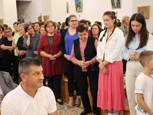 FOTO: Započela trodnevnica u župi Rama-Šćit, prvašići darovani prigodnim darovima