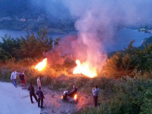 FOTO: Paljenjem svitnjaka Rama dočekuje sv. Ivu