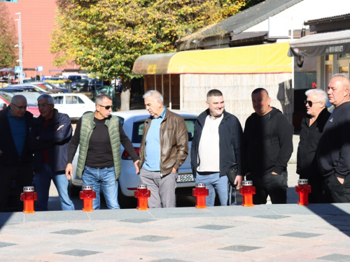 FOTO: Svi sveti - U Prozoru zapaljene svijeće za poginule i preminule branitelje