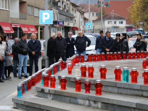 FOTO: Povodom Svih svetih u Prozoru zapaljene svijeće za poginule i preminule branitelje