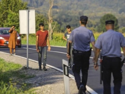 VIDEO| BiH: Pogledajte intervenciju policije nakon što su migranti blokirali promet