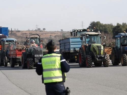 Francuski poljoprivrednici miču blokade i idu kući, ali nastavlja se prosvjed u EU
