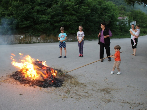 FOTO: Paljenjem svitnjaka Rama dočekuje sv. Ivu