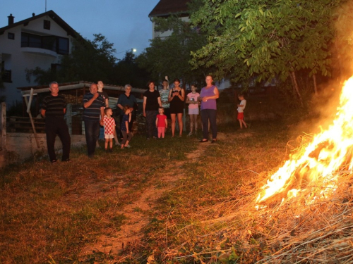 FOTO: Paljenjem svitnjaka Rama dočekuje sv. Ivu