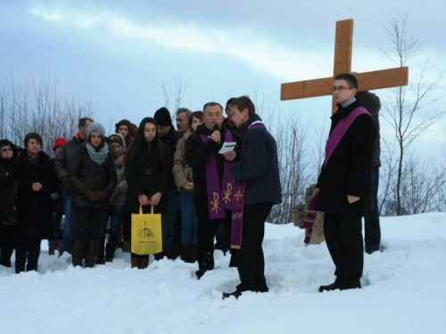 FOTO: Vlč. Ivan Karača predvodio Križni put na Uzdolu