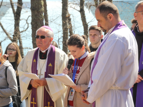 FOTO/VIDEO: Nadbiskupijski križni put mladih na Šćitu