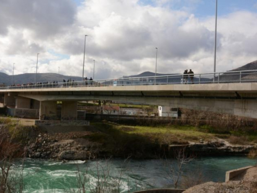 Mostarci u posljednji tren spriječili očajnu djevojku da skoči s mosta