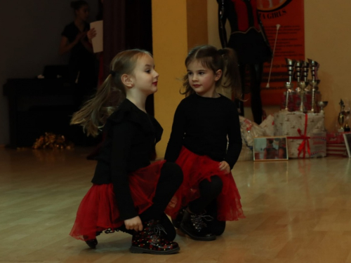 FOTO: Mažoretkinje priredile humanitarni koncert 'Katarinina božićna bajka'