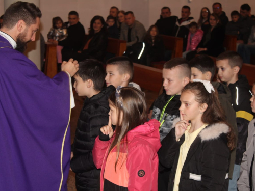 FOTO: Predstavljanje budućih prvopričesnika u župi Prozor