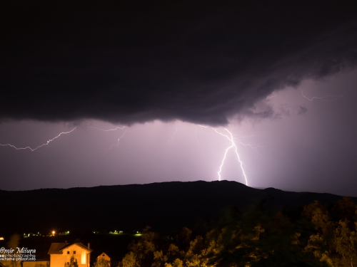 FOTO/VIDEO: Munje parale nebo nad Ramom