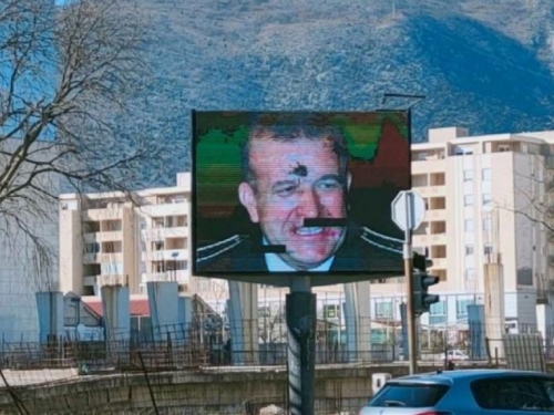 Razbijen display u Mostaru na kome se pružala podrška Atifu Dudakoviću