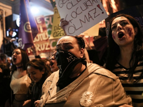 Turska policija suzavcem tjerala žene u Istanbulu