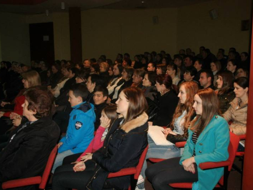 FOTO: U Prozoru održana premijera filma "Oteto djetinjstvo"