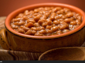 Zimska tavica s bijelim grahom i dimljenom kobasicom