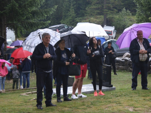 FOTO/VIDEO: Na Vranu služena sv. misa za poginule duvandžije