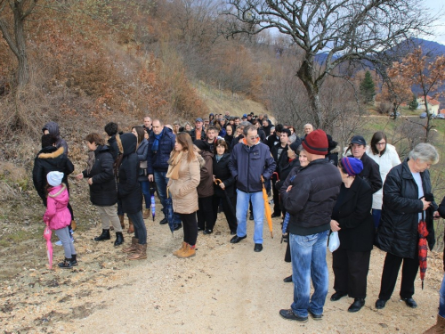 FOTO: Fra Andrija Jozić predvodio križni put na Uzdolu