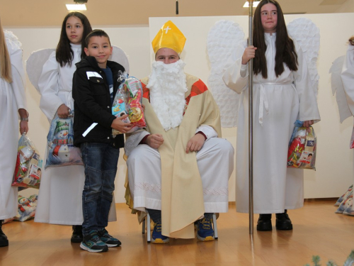 FOTO: Sveti Nikola razveselio najmlađe u župi Rumboci