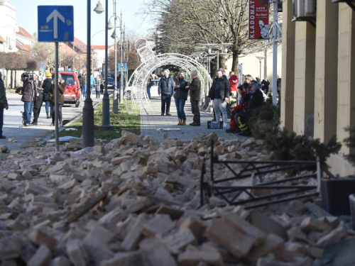 Veliki fotoizvještaj iz Petrinje: U samom centru gotovo nema zgrade koja nije razrušena