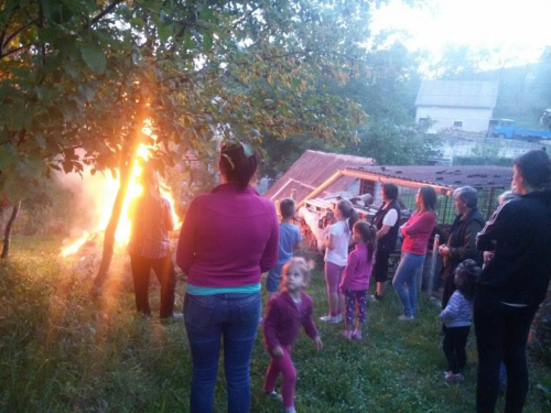 FOTO: Paljenjem svitnjaka Rama dočekuje sv. Ivu