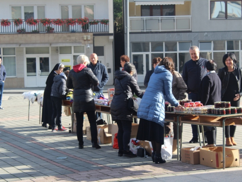 FOTO: Misijska prodajna izložba u župi Prozor