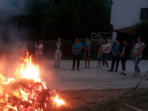 FOTO: Paljenjem svitnjaka Rama dočekuje sv. Ivu