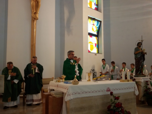 FOTO: Don Miljenko Džalto službeno predao župu Uzdol don Ivi Tomiću