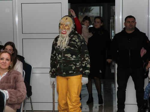 FOTO: Sveti Nikola razveselio najmlađe u župi Rumboci