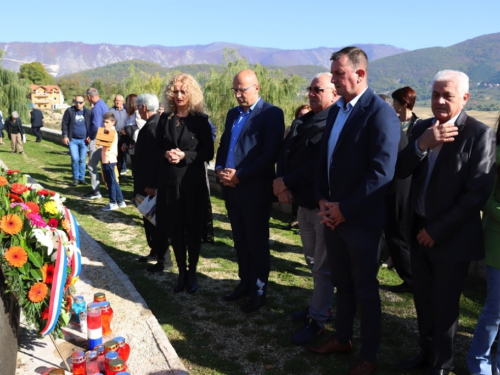 FOTO: Na Šćitu obilježen Dan sjećanja na ramske žrtve