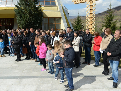 FOTO: Mons. dr. Pero Sudar blagoslovio novi križ i spomenik Stjepanu Džalti na Uzdolu