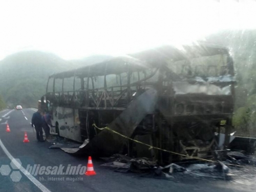 Zbog zapaljenog autobusa na području Konjica prometuje se jednom trakom