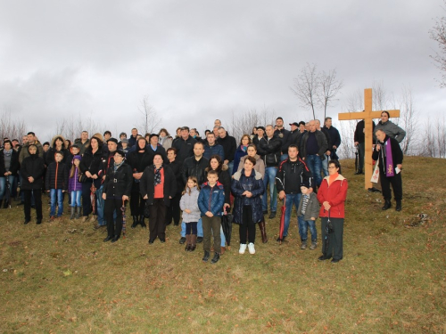 FOTO: Vlč. Ljubo Zadrić predvodio križni put na Uzdolu