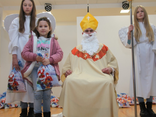 FOTO: Sv. Nikola razveselio djecu u Rumbocima