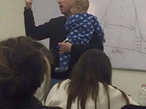 Studentica na predavanje došla s bebom, profesor spasio stvar