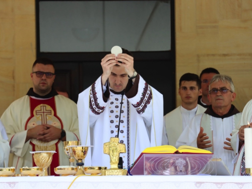 FOTO: Na Šćitu svečano proslavljena Velika Gospa i Mlada misa fra Mile Belje