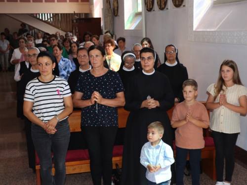 FOTO: Zlatna misa mons. Ante Meštrovića i Dan posvete crkve i duhovnih zvanja u župi Prozor