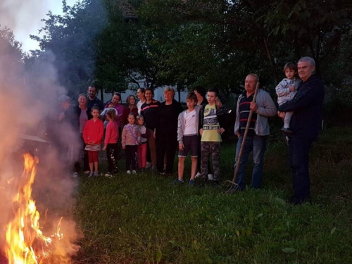 FOTO: Paljenjem svitnjaka Rama dočekuje sv. Ivu