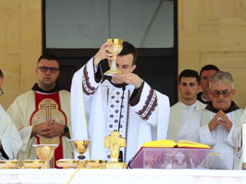 FOTO: Na Šćitu svečano proslavljena Velika Gospa i Mlada misa fra Mile Belje