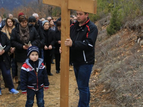 FOTO: Fra Andrija Jozić predvodio križni put na Uzdolu