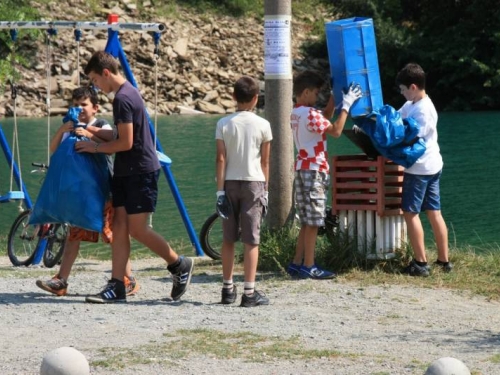 FOTO: Akcija čišćenja odmorišta i plaže na Gračacu