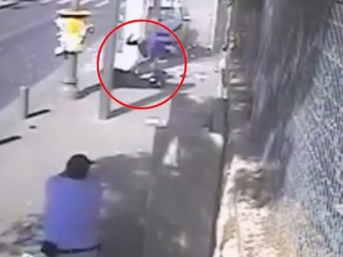 VIDEO: Istrčao iz auta pa mačem nasrnuo na ljude, smaknuo ga zaštitar