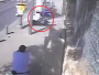 VIDEO: Istrčao iz auta pa mačem nasrnuo na ljude, smaknuo ga zaštitar