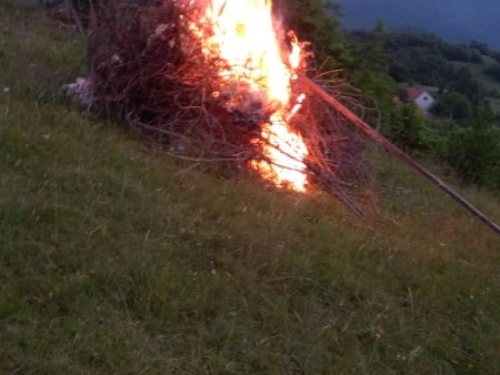 FOTO: Paljenjem svitnjaka Rama dočekuje sv. Ivu